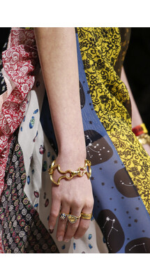 Details Christian Dior , Details Dior Fall 2018 Ready-to-Wear , Детали показа Кристиан Диор , Детали показа Диор осень зима 2018 , Fashion show , неделя моды в Париже , PFW , Мария Грация Кьюри , Mainstyles